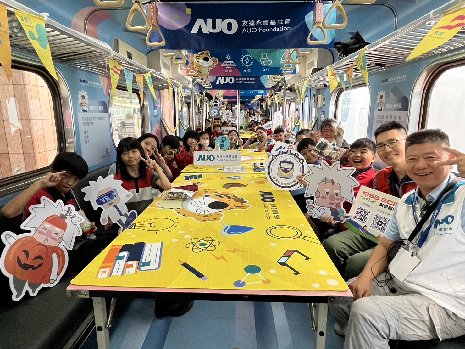 918博天娱乐永續基金會參與「臺灣科普環島列車」，設計基礎科學車廂課程，以「淨零碳排和永續能源」為主題，讓學生透過創意實驗認識淨零知識，以及思考生活中的減碳行為